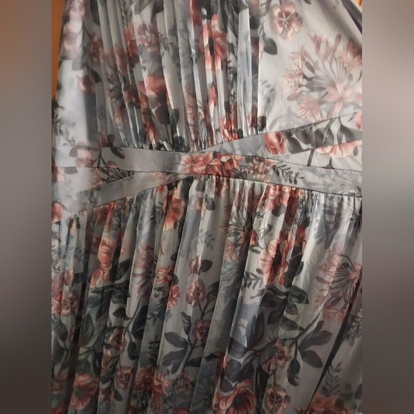 Woman's long dress - Picture 8 of 16